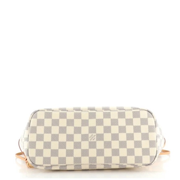 Louis Vuitton Purse - Picture 3 of 12